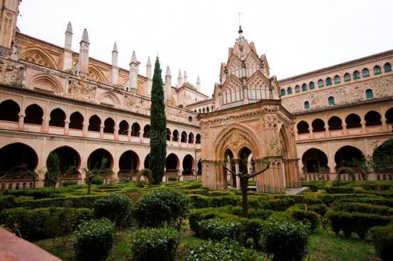 La influencia de los elementos constructivos góticos, como el arco apuntado, aparece en la Capilla Real de la Mezquita de Córdoba y en el claustro del