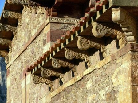 Se les atribuye origen musulmán, concretamente cordobés y son el antecedente de los canecillos típicos de la arquitectura románica que sustituyen los lóbulos por formas escultóricas de gran variedad
