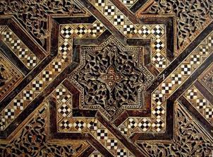 11. Arabesco: Elemento decorativo típico del arte islámico, entre los siglos VIII-XV.