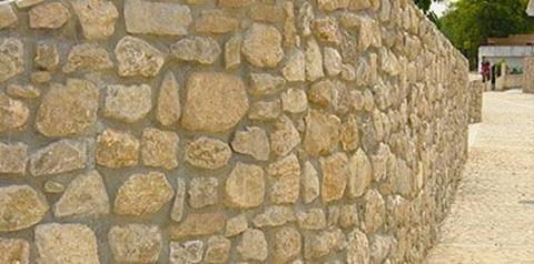 Mampostería Sistema tradicional de construcción que consiste en unir piedras irregulares con argamasa sin ningún orden de hiladas o tamaños.