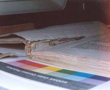 Roturas provocadas durante el uso del libro, debidas a las tensiones