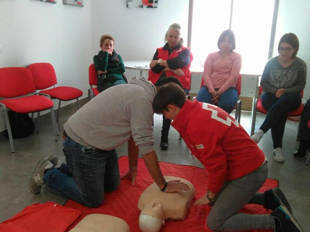 F formación La formación en Cruz Roja Española trata de facilitar la adquisición de competencias personales y técnicas a los miembros de la