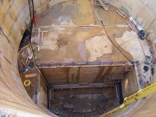 Obra de entrada al Subfluvial A esta obra se incorpora el Interceptor General de Laredo. Consiste en un pozo circular de 6 m de radio interior y 21 m de profundidad.