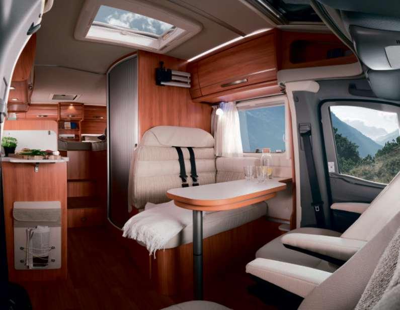 Clase Confort HYMER Van S 26 Zona de descanso, espacio almacenamiento y baño 27 Habitáculo y