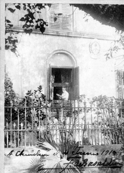 Florencio de Basaldúa. Un vasco argentino Florencio de Basaldúa apoyado en una ventana del Consulado Argentino en Calcuta, en 1910, a los 57 años.