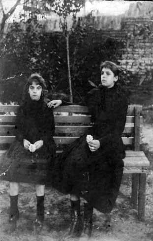 las hijas Manuela y María Teresa, en San