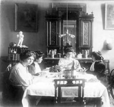Florencio de Basaldúa. Un vasco argentino Fotografía tomada en 1908 por Florencio de Basaldúa. Las cuatro hijas, sentadas alrededor de una mesa en Avellaneda.