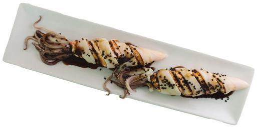 00 #IKA MESHI (calamar relleno de yakimeshi y queso crema con aderezo de chipotle y salsa de anguila por fuera)... $ 73.