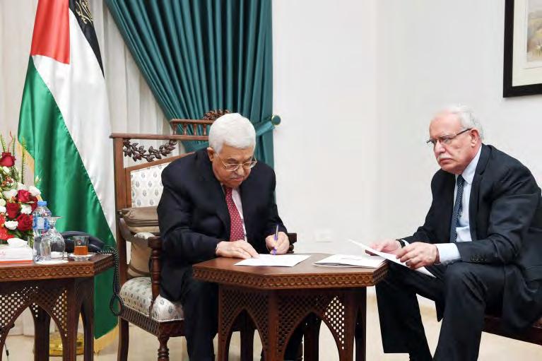 16 tratados constituía la implementación de las decisiones del Consejo Nacional Palestino, e informó que el último paso sería presentar una solicitud ante la Corte Penal Internacional de La Haya