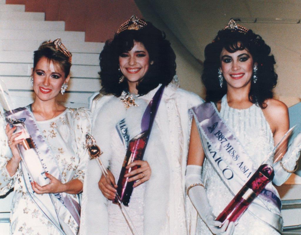 Ana Corina nos representó en Miss Asia Pacific Quest 1987 en Hong Kong en donde obtuvo dos premios especiales y fue la Primera Finalista del certamen, en la fotografía las