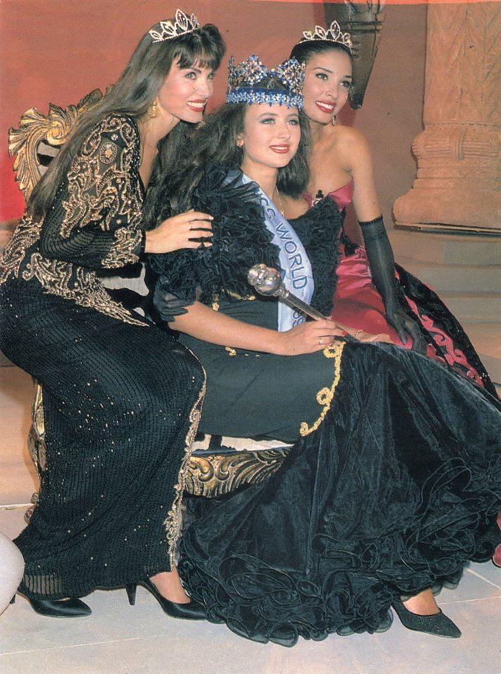 Las tres finalistas del certamen de Miss World 1992 posan para los fotógrafos, de izquierda a derecha Miss Reino Unido Claire