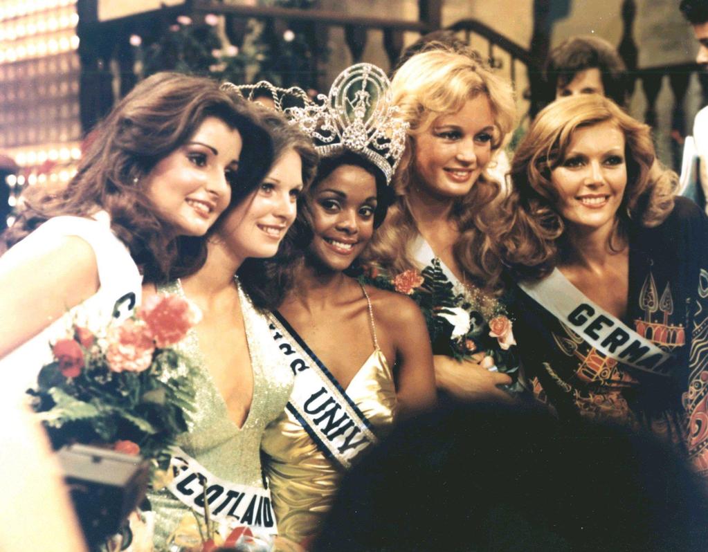 Las cinco finalistas del certamen de Miss Universe 1977, de izquierda a derecha Aura María Mojica Salcedo de Colombia, Sandra