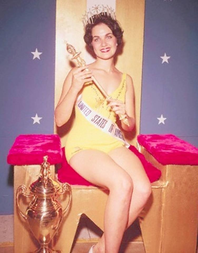 A los 18 años de edad fue coronada Miss Utha 1960 lo que le dio derecho a representar a su estado en Miss USA