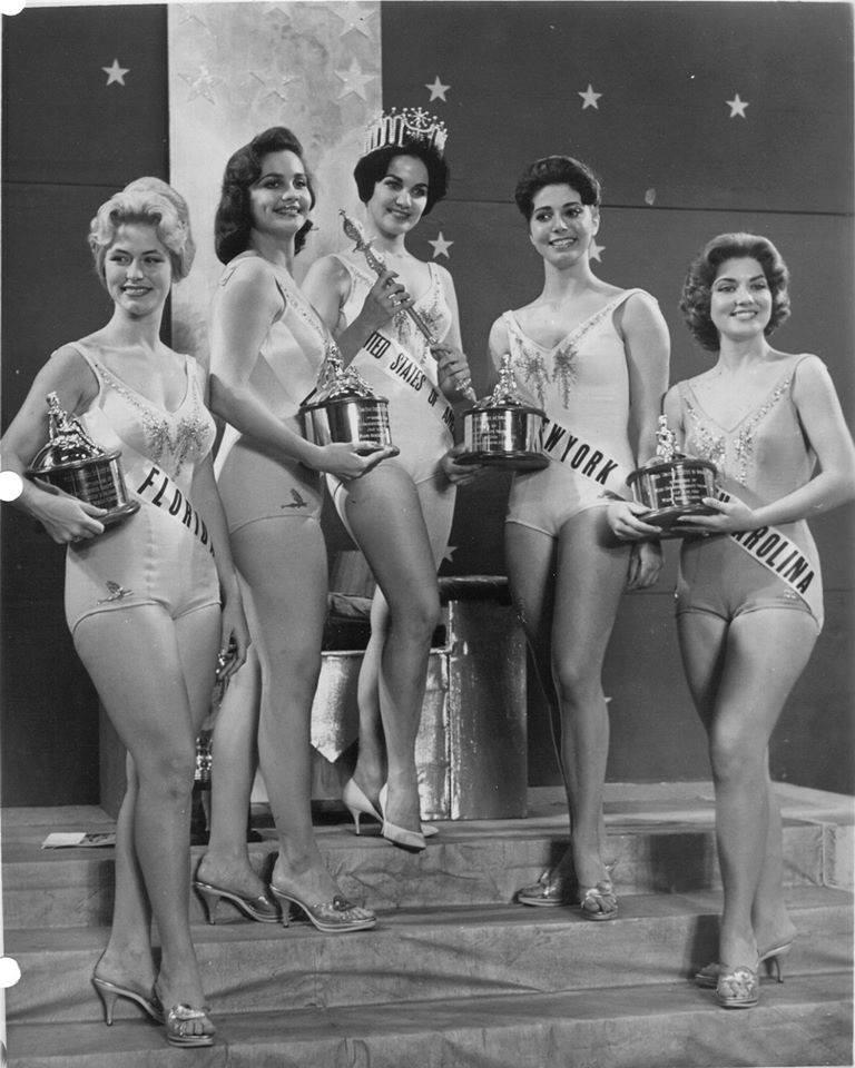 Las cinco finalistas del certamen Miss USA 1960, de izquierda a derecha Nancy Wakefield Miss Florida y 4th.