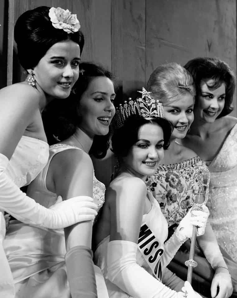 Las cinco finalistas del certamen de Miss Universe 1960, de izquierda a derecha la 4th. RU María Teresa del Río Miss España, la 2nd.