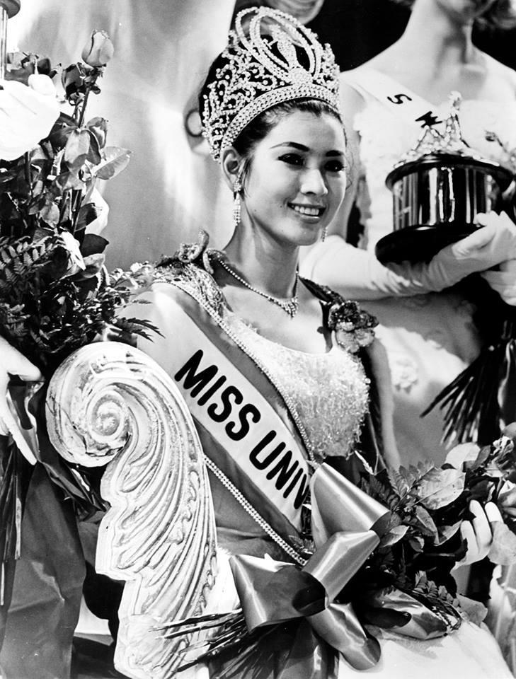 Apasra Hongsakula de Tailandia se corona Miss Universe 1965 en la ciudad de Miami Beach el 24 de julio