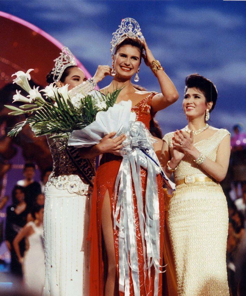 Durante el certamen de Miss Universe 1992 Apasra Hongsakula participó en la ceremonia de
