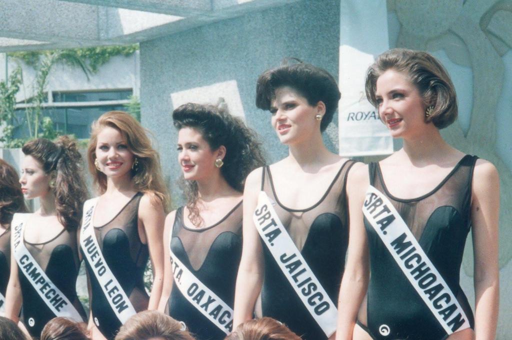 Cinco de las candidatas al título de Señorita México 1993 posa para al prensa durante el evento de presentación a los medios en el Hotel Royal Pedregal.