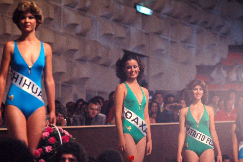 Tres de las 16 semifinalistas posan para el jurado calificador en la final del certamen de Señorita México 1978, de izquierda a