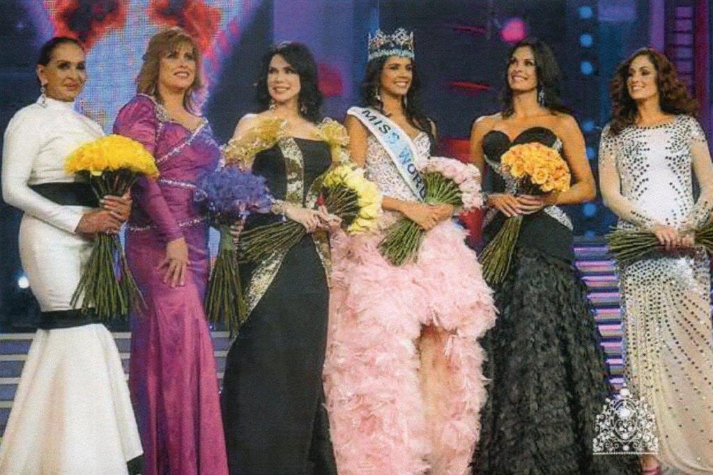 95 Las seis Miss World Venezolanas posan juntas, cinco de las coronas fueron ganadas durante el periodo de gloria de Osmel Souza, de izquierda a derecha posan