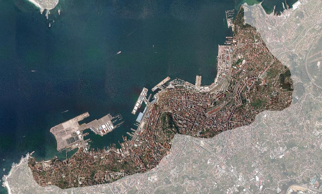 Se trata de un complejo metropolitano menos focalizado que por ejemplo el área de A Coruña, debido en parte a que ocupa una mayor extensión, pero también al hecho de que la ciudad central comparte
