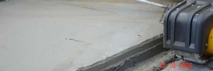 2: Labores de colocación de concreto con pavimentadora de molde móvil.