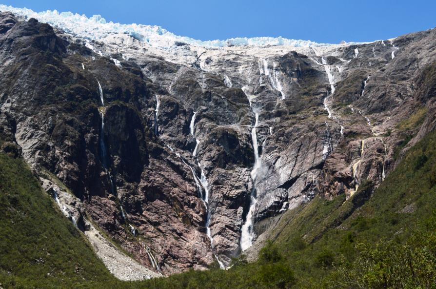 Estos glaciares están ubicados sobre un farallón de roca de 600 metros de altura aproximadamente, los frentes glaciares están expuestos a caídas directas casi verticales. (Ver Foto N 02).