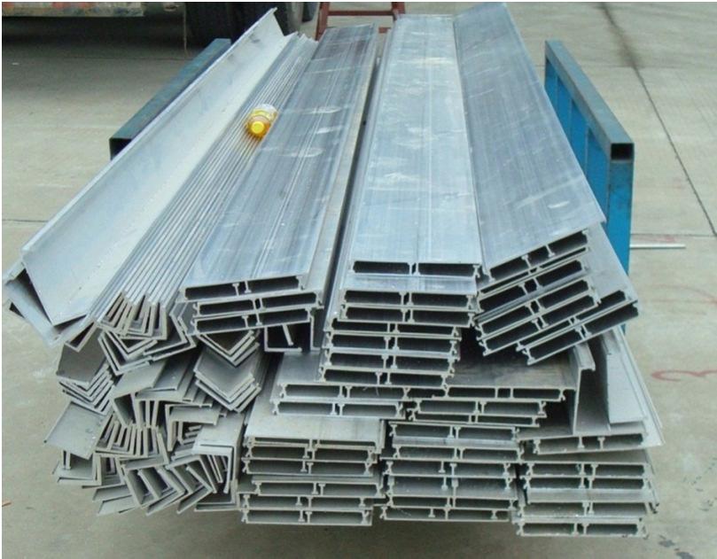 Los Paneles Forming and Shoring Solution El beneficio de utilizar extrusiones de aluminio es la casi completa eliminación de la soldadura, (80% menos), que típicamente se requiere en los sistemas
