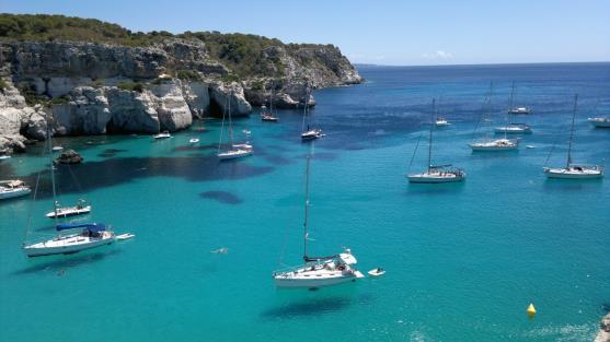 MENORCA Menorca és molt petita però és l illa més bonica. Menorca m emociona per les platges amb les ones. A Menorca hi ha coves i en trobes moltes noves.