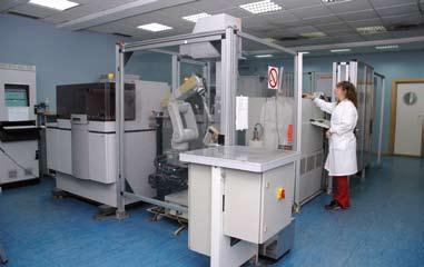 Los laboratorios de análisis químico, mecánico y rayos X de los que el Grupo ACERINOX dispone para estos fines, cuenta con los medios más modernos para la realización de los ensayos normalmente