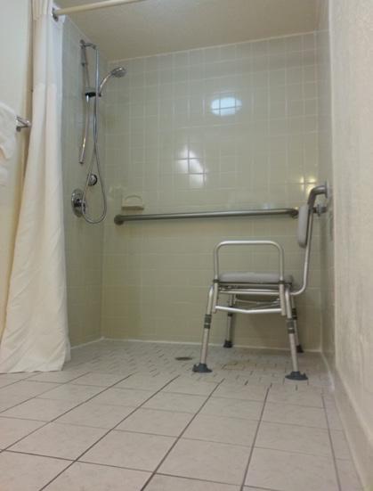 0,9m espacio transferencia 1,2m Las duchas a nivel resuelven en la forma mas universal la posibilidad de ducharse de pie o sentado.