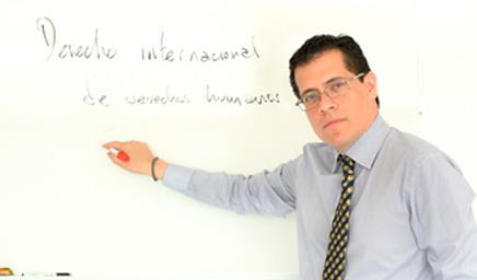 Guillermo Enrique Estrada Adán en Heidelberg Alemania. Licenciado en Derecho por la UNAM.
