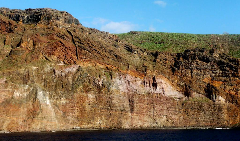 Acantilados de Punta del Becerro. Basaltos y tefra del Mioceno Sup.