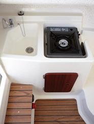 Amplia bañera con espacio para pescar 7. Puerta corredera de cabina 8.