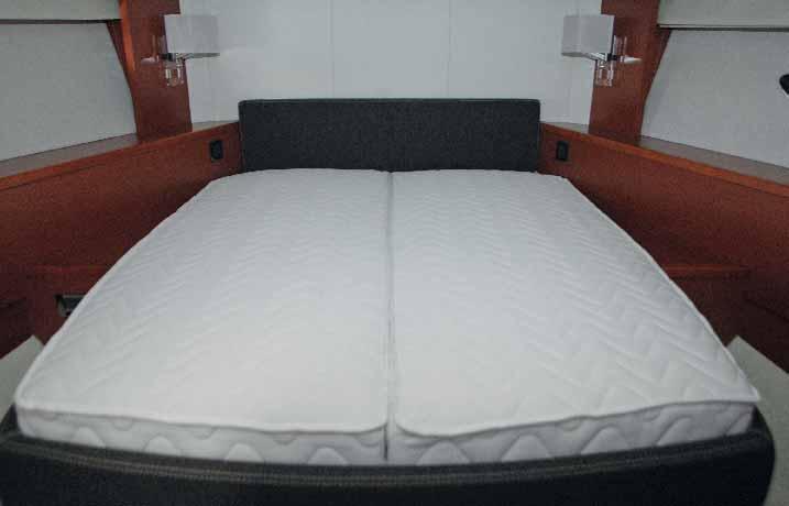 Un segundo camarote en proa ofrece un confort similar al del armador con su generosa cama de matrimonio.
