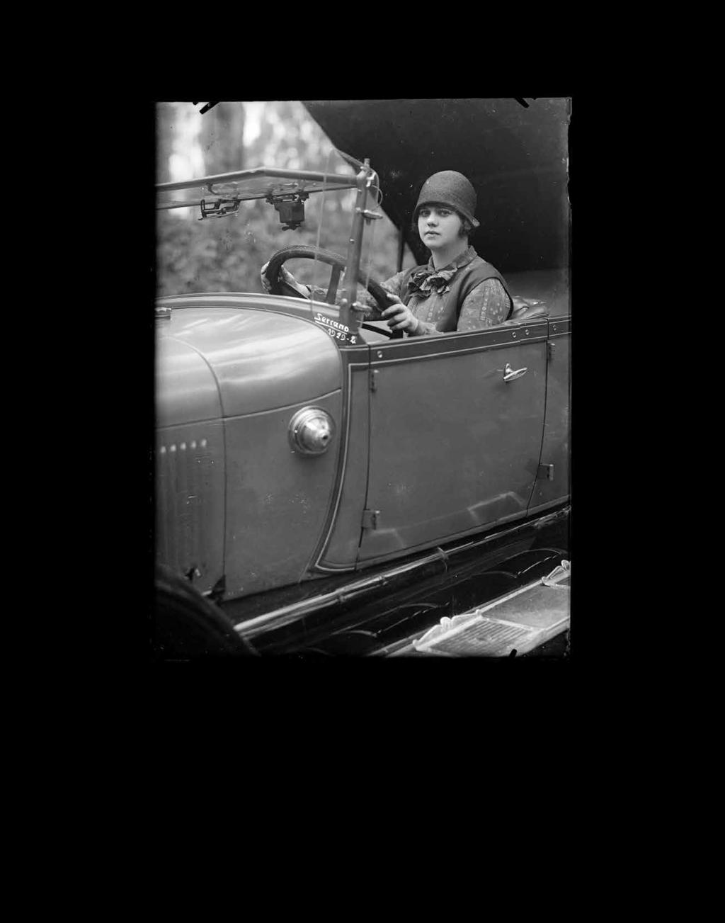 72 73 Mujer en vehículo. 1929 12.12 x 9.