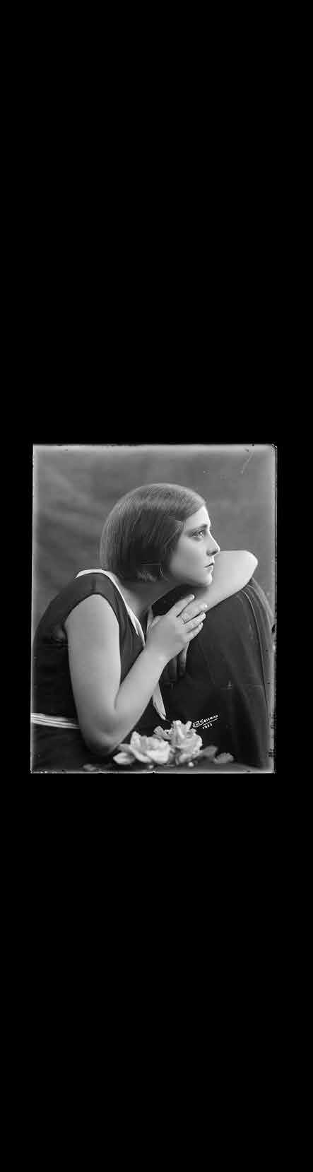 76 77 Retrato de mujer no identificada. 1933 12.07 x 9.