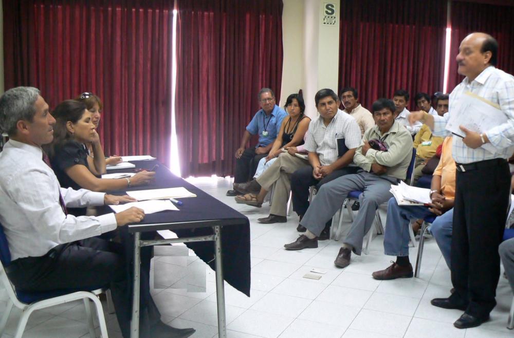 Funcionarios de SEDAPAL presentes en la mesa de trabajo organizado por el Gobernador de Villa El Salvador.
