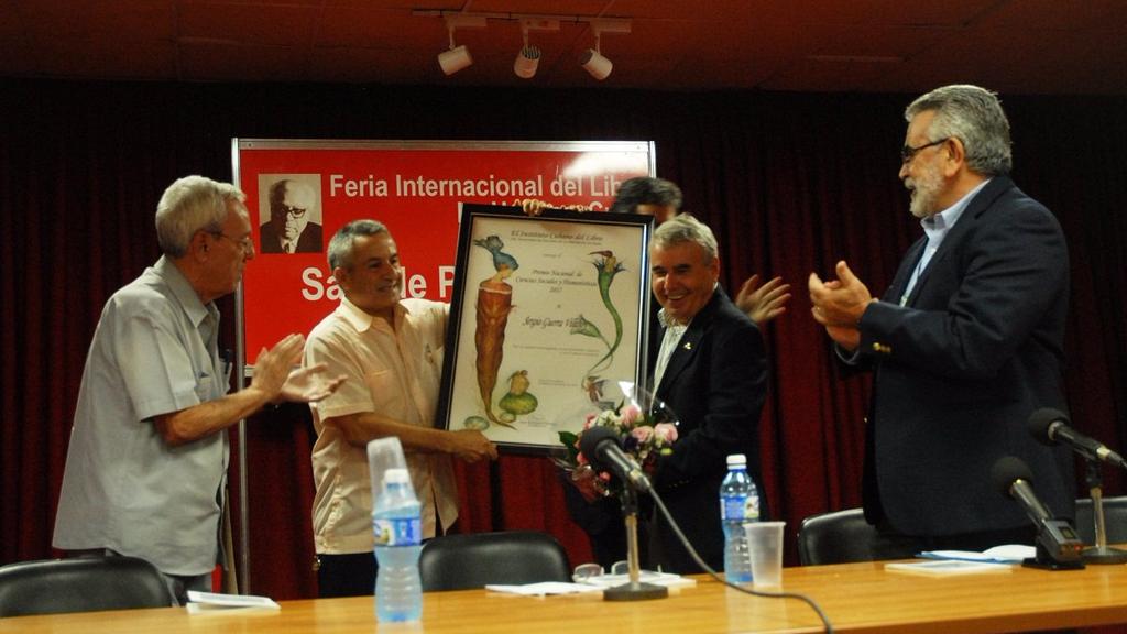 www.juventudrebelde.cu El Doctor Sergio Guerra Vilaboy recibió el Premio Nacional de Ciencias Sociales, en la sala Nicolás Guillén de la Fortaleza San Carlos de la Cabaña.