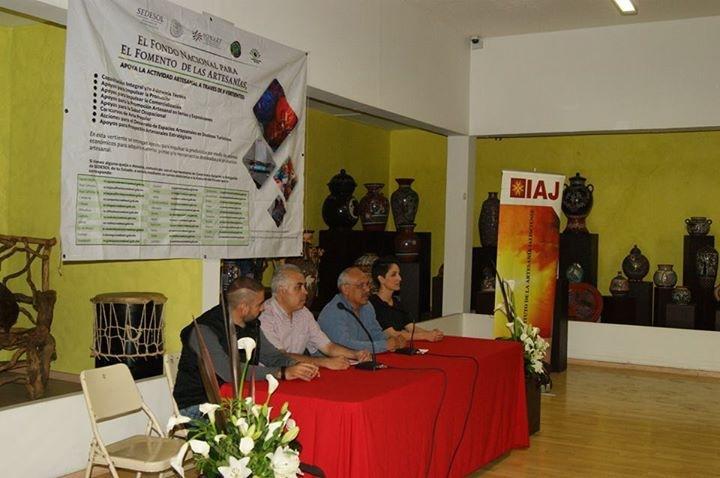 ENTREGA DE APOYOS PARA LA IMPULSAR LA PRODUCCIÓN ARTESANAL EN ZONA METROPOLITANA DE GUADALAJARA 13 Se entregaron 107 apoyos para impulsar la producción artesanal a artesanos de los municipios de;