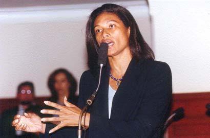 PRESENTACIÓN Durante la Legislatura 2003-2004, la congresista Cecilia Tait logró la aprobación de leyes importantes para el desarrollo integral de la niñez, adolescencia y juventud como la Ley de