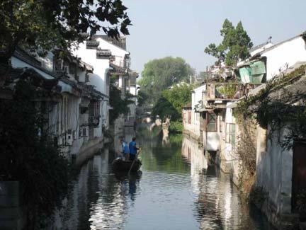 Llegada y visita de una de las ciudades más singulares de China, conocida como la Venecia de Oriente, por sus numerosos canales.