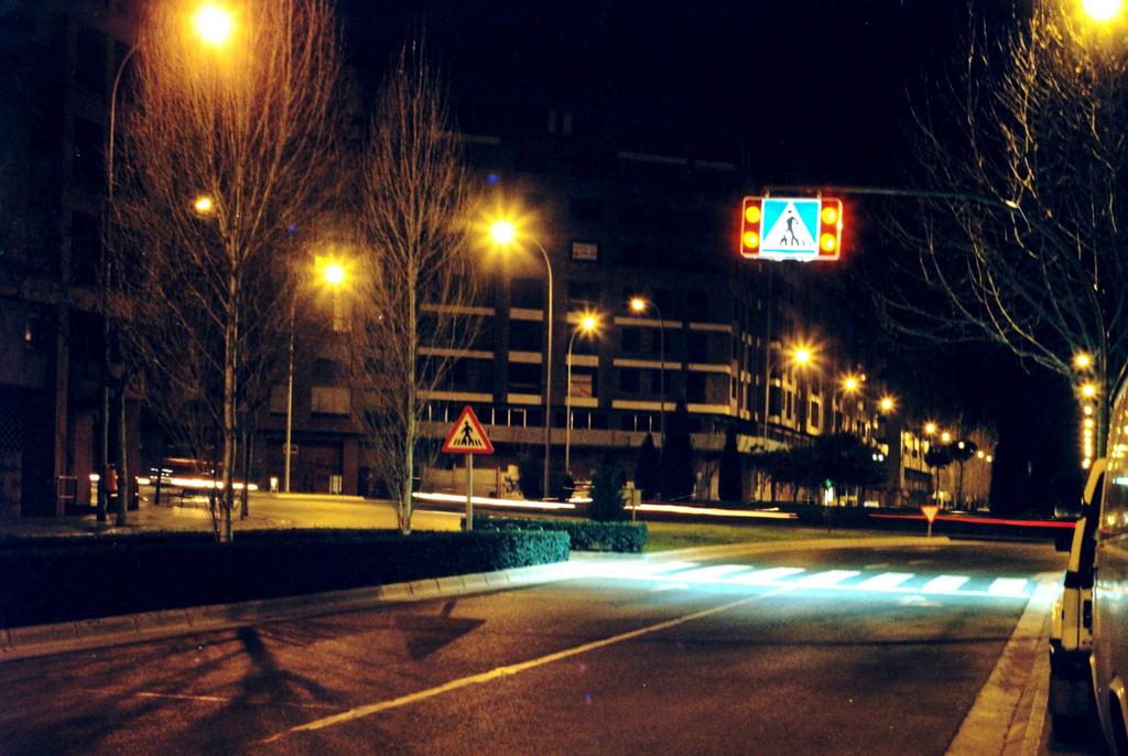 Durante el horario nocturno la señalización del paso de peatones se ve reforzada por su iluminación interior y exterior.