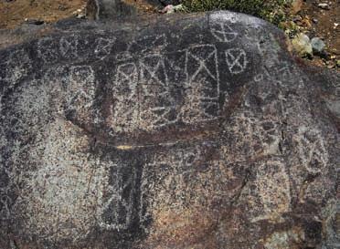 Arte rupestre relacionado con los inkas Existe una apreciable cantidad de grabados o petroglifos que han sido relacionados con la actividad inkaica en Chile.