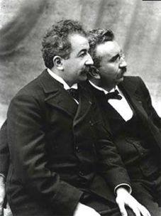 Hermanos Lumière Los hermanos Lumière son considerados históricamente como los padres del cine.