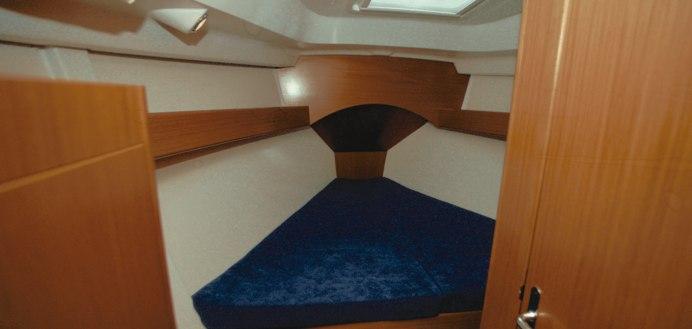 El camarote de proa dispone de un gran vestidor y tiene aseo privado.