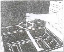 Figura 5 9. Reinstale el piso del horno: - Sujete el piso del horno de las ranuras laterales.