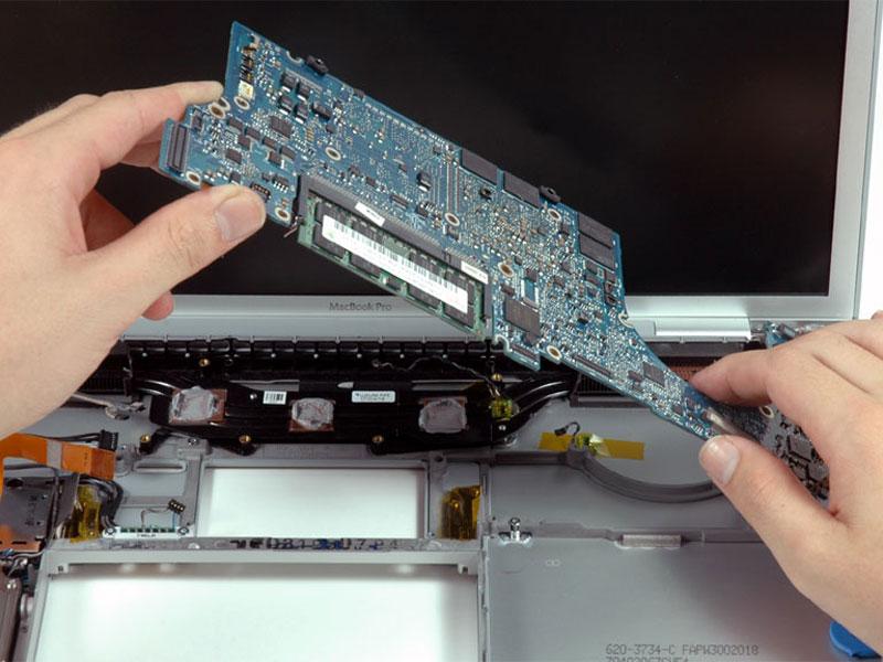 Para volver a montar correctamente su MacBook Pro, tendrá que limpiar y reemplazar el compuesto térmico de edad.