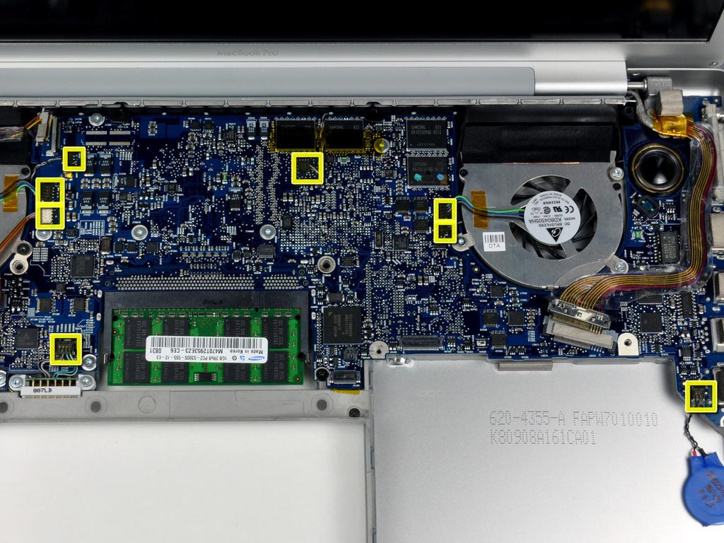 MacBook Pro 15" Core 2 Duo Modelos A1226 y A1260 Reemplazar Disipador de Calor Paso 14 Desconecta los ocho conectores