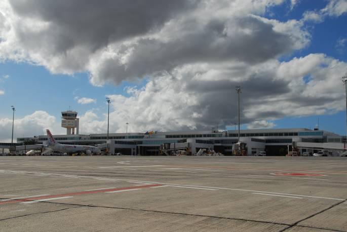 PROGRAMA OPERATIVO FEDER DE CANARIAS 27-213 Informe de ejecución de la anualidad 213 Aeropuerto de Lanzarote. * PLAN DE RENOVACIÓN DE HIPÓDROMOS T1.